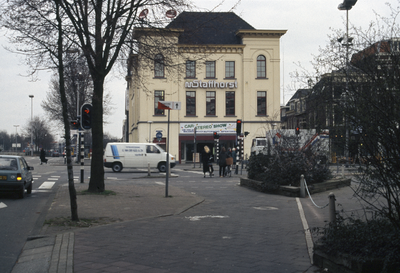 117697 Gezicht op het fietspad langs de Rijnkade te Utrecht, ter hoogte van de hoek met het Vredenburg, met op de ...